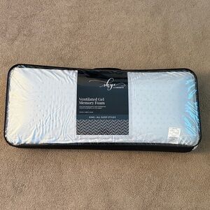 New!  Havertys Skye Ventilated Gel Memory Foam Pillow - White